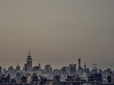 smog fotochemiczny unoszczący się nad miastem
