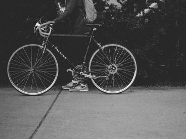 Rowerzysta trzymający rower