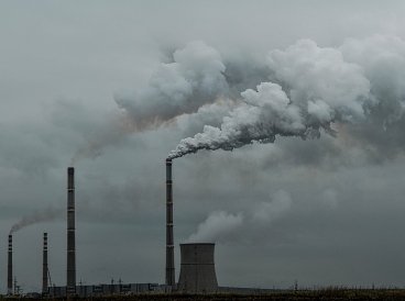 Fabryka emitująca zanieczyszczenia powietrza